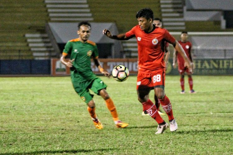 Pemain Semen Padang Irsyad Maulana mencoba melewati pemain Aceh United