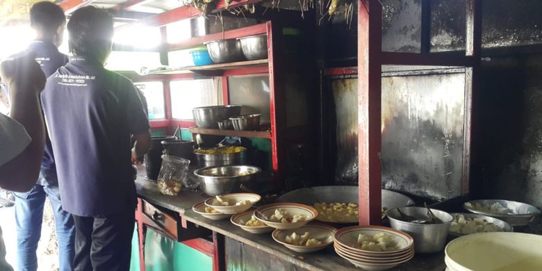 Pelayan tahu kupat Pak Gombloh di Solo, Jateng, menyiapkan racikan makanan untuk disuguhkan kepada pembeli. 