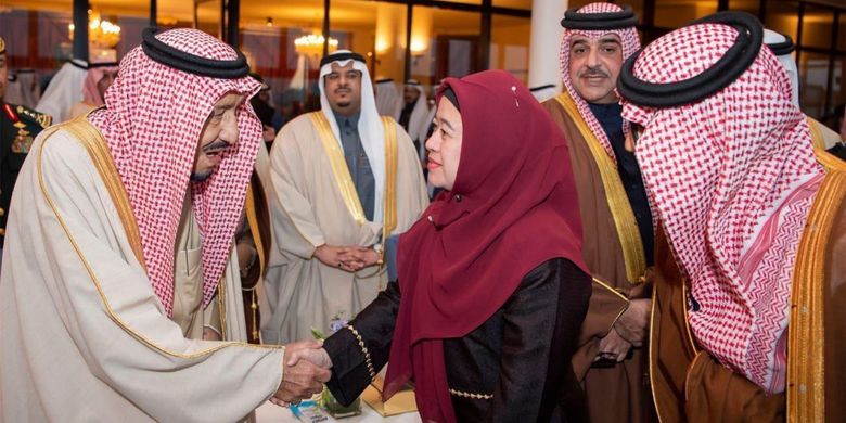 Menko PMK Puan Maharani menyambut Raja Salman Bin Abdulaziz Al Saud saat Festival Budaya dan Heritage ke-33 yang berlangsung di Riyadh, Arab Saudi, Kamis (20/12/2018).