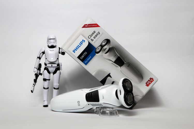 Pencukur listrik Philips SW170 edisi Star Wars dibuat seturut dengan karakter Stormtrooper. 
