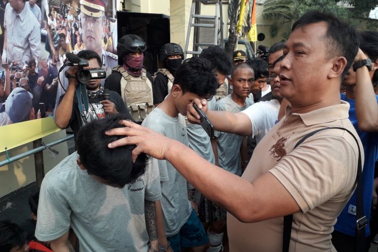 Para anggota Bad Boys yang diamankan polisi dalam konferensi pers di Mapolres Metro Jakarta Utara, Rabu (11/7/2018).