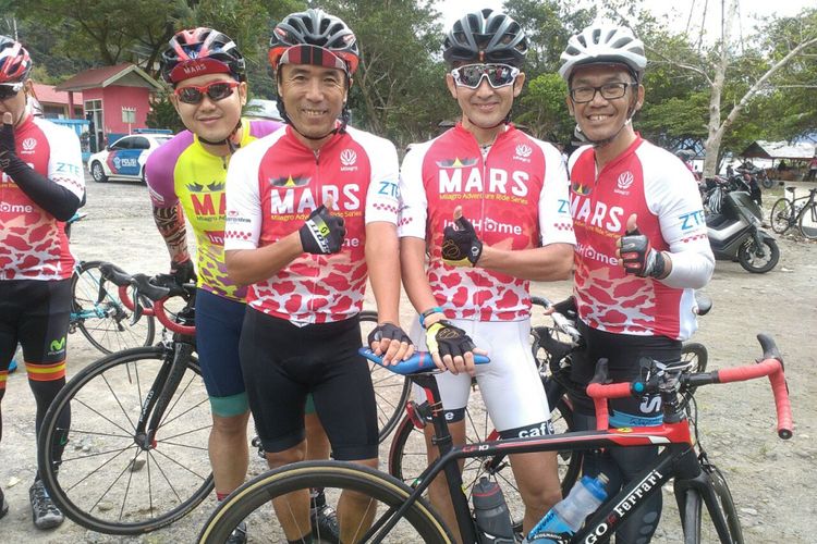 Dua pesepeda asal Jepang, Yasiki (tengah) dan Okada, yang ambil bagian dalam ajang MARS (Milagro Adventure Ride Series) yang diselenggarakan di Bukittinggi, Sumatera Barat.
