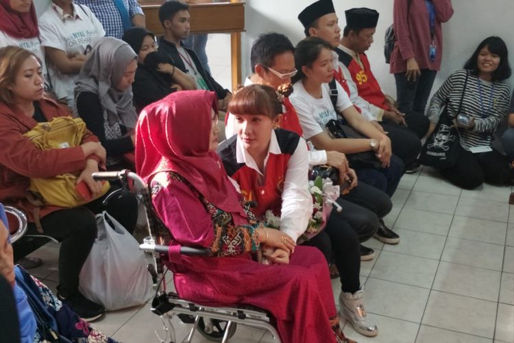 Roro Fitria menggenggam tangan ibundanya, Raden Retno Winingsih (berbusana merah), saat menunggu giliran persidangannya di Pengadilan Negeri Jakarta Selatan, Kamis (30/8/2018).