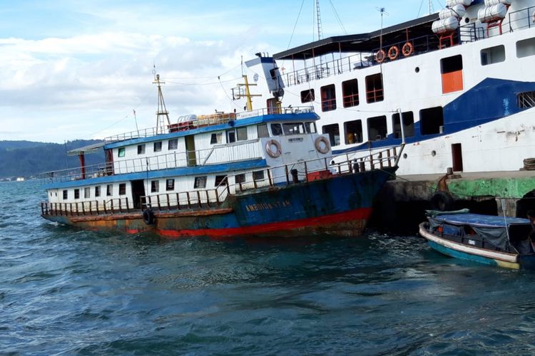 Sejumlah kapal tradisional hanya bisa bersandar di Pelabuhan Slamet Riyadi Ambon, Jumat (1/2/2019) karena tidak diizinkan untuk berlayar. Larangan berlayar dikeluarkan KSOP Kelas I Ambon menyusul adanya gelombang tinggi di perairan laut Maluku