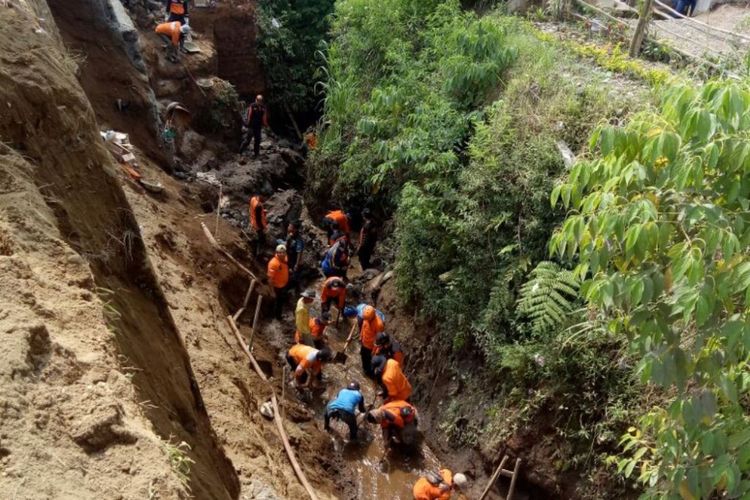 Tim evakuasi sedang mencari korban talud longsor di Dusun Gembyang, Desa Kentengsari, Kecamatan Candiroto, Kabupaten Temanggung, Rabu (26/7/2017).