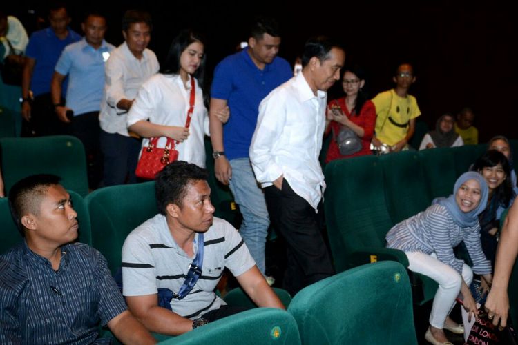 Presiden Joko Widodo didampingi putrinya Kahiyang Ayu dan Bobby Nasution menonton Dilan 1990 di bioskop Senayan City, Minggu (25/2/2018).