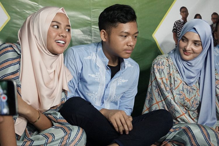 Ashanty bersama Titania Aurelie Nurhermansyah dan Azriel Akbar Hermansyah mengadakan jumpa pers di kediaman mereka di kawasan Cinere, Depok, Jawa Barat, Selasa (5/6/2018). 