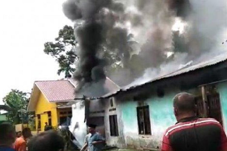 Sebuah pabrik mancis di Jalan T Amir Hamzah, Desa Sambirejo, Binjai, Sumatera Utara, terbakar, Jumat (21/6/2019).