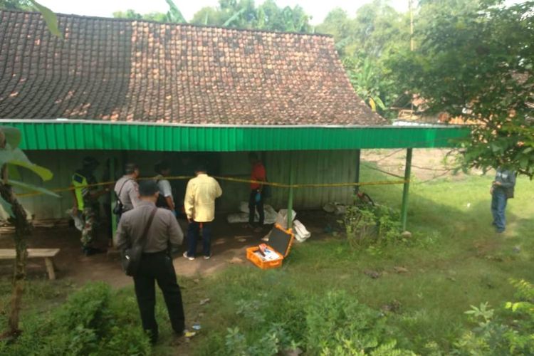 Polisi memasang garis polisi dan melakukan pemeriksaan di rumah korban, Jasmin (35), di Desa Nglandeyan, Kecamatan Kedungtuban, Kabupaten Blora, Jawa Tengah, Kamis (18/4/2019). ?