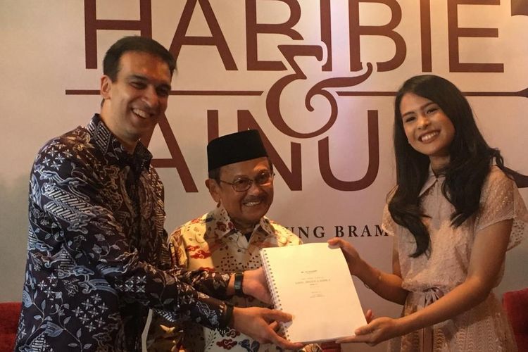 Manoj Punjabi, BJ Habibie, dan Maudy Ayunda dalam jumpa pers film Habibie & Ainun 3 di MD Place, Setiabudi, Jakarta Selatan, Kamis (4/4/2019).