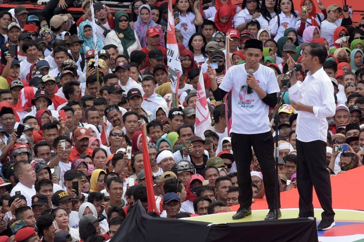 Capres Jokowi berinteraksi dengan salah satu pendukungnya saat kampanye di kompleks GOR Satria Purwokerto, Jawa Tengah, Kamis (4/4/2019)