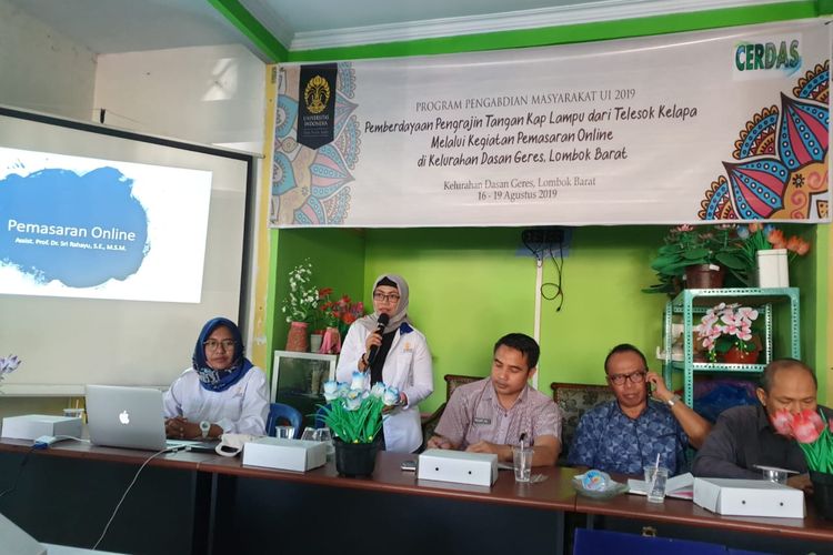 Pelatihan dan workshop pemasaran online dari Dosen Vokasi UI ditutup dengan pembukaan Toko Online Nyiur Lombok dan Kloving di Lombok Barat (16-19/8/2019).

