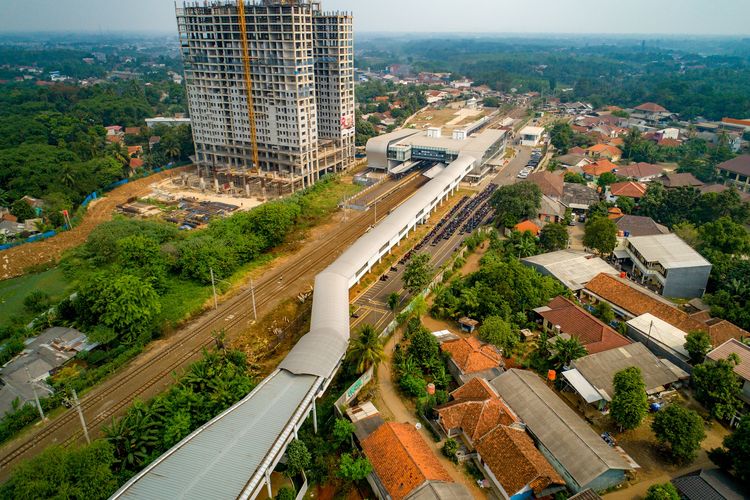 Foto udara kawasan Stasiun Cisauk, Tangerang Selatang, Banten. Stasiun intermoda ini dikitari beragam perumahan. Gambar diambil pada 21 Juli 2019.