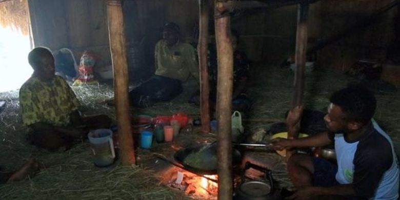Para pengungsi Nduga yang menumpang tinggal di rumah kerabat di Wamena. 