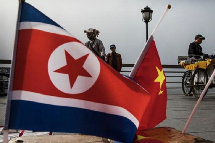 Bendera Korea Utara dan China.