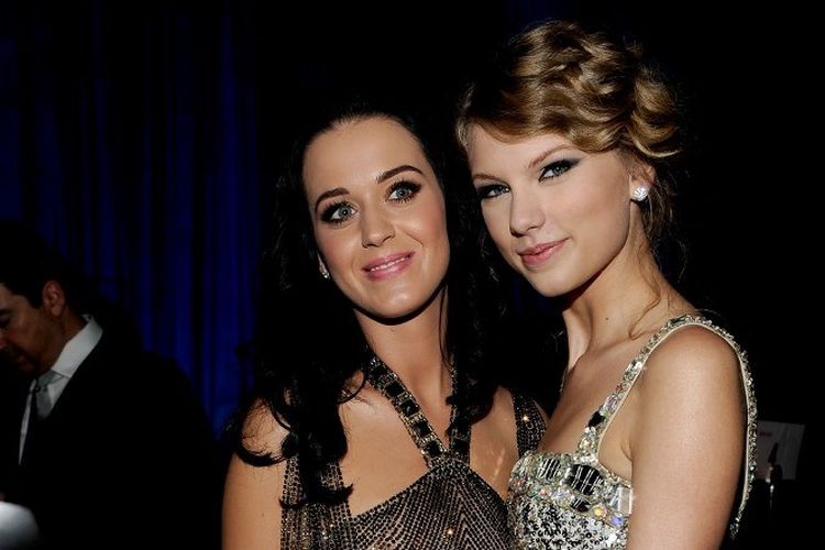 Penyany Katy Perry (kiri) dan Taylor Swift berpose bersama ketika menghadiri acara Salute To Icons Honoring Doug Morris yang merupakan rangkaian kegiatan Grammy Awards ke-52 di The Beverly Hilton Hotel, Beverly Hills, California, pada 30 Januari 2010. 