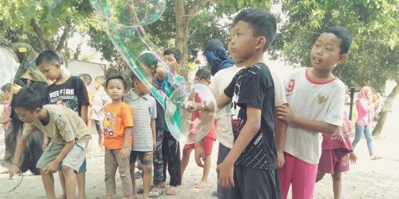Permainan gelembung air di Kampung Lali Gadget, Sidoarjo, Minggu (21/7/2019)


