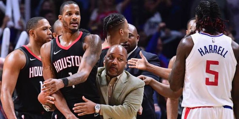  Dua pemain Houston Rockets, Trevor Ariza dan Gerald Green dijatuhi hukuman larangan ikut dalam dua pertandingan  karena terlibat dalam perkelahian dengan pemain Los Angeles Clippers.
