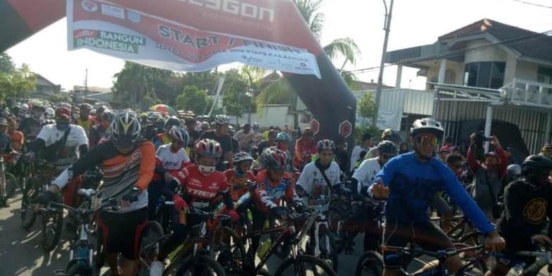 Sepeda Nusantara etape ke-28 yang berlangsung di Banjar Martapura, Kalimantan Selatan, melangsungkan start dari Alun-Alun Ratu Jaleha, Minggu (23/9/2018).