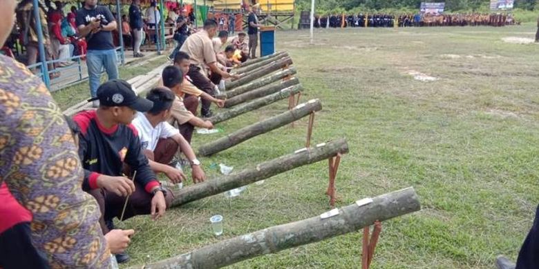 Masyarakat Kabupaten Sambas di Desa Sijang secara khususnya telah mampu memecahkan rekor tersebut dengan sebanyak menampilkan  2018 meriam bambu. 