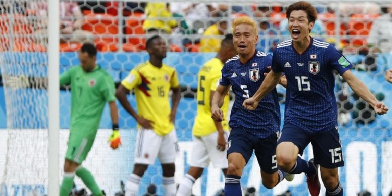 Yuya Osako dan Yuto Nagatomo merayakan gol Jepang ke gawang Kolombia pada pertandingan Grup H Piala Dunia 2018 di Saransk, 19 Juni 2018. 