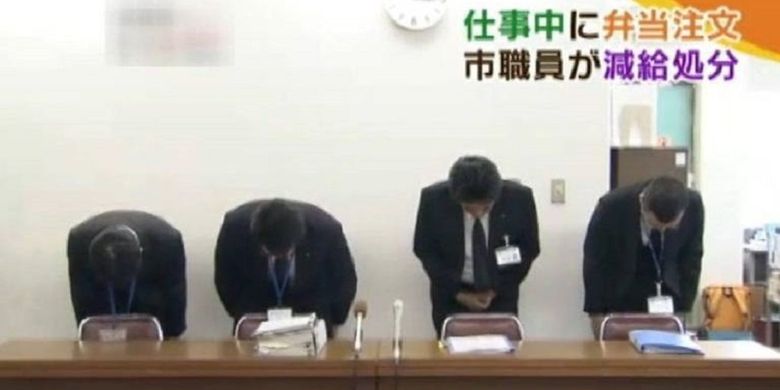 Jajaran pimpinan perusahaan air minum di Kobe, Jepang, meminta maaf atas pegawainya yang dianggap melanggar peraturan perusahaan.