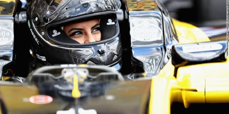 Aseel Al-Hamad, anggota Dewan Federasi Balap Motor Arab Saudi menjajal mobil Renault E20 di Perancis Minggu (24/6/2018). Dia menjajal mobil itu sebagai bagian dari perayaan kebijakan Saudi mengizinkan perempuan menyopir mobil.(via Autosport) 