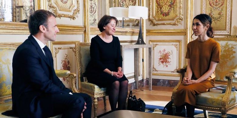 Presiden Perancis Emmanuel Macron (kiri) berbicara dengan Peraih Nobel Perdamaian 2018 Nadia Murad Basee Taha (kanan), selama pertemuan di istana Elysee di Paris,Kamis (25/10/2018). (AFP/POOL/Etienne Laurent)