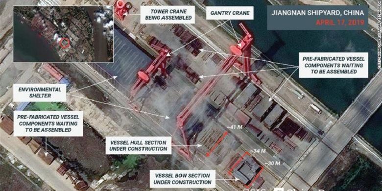 Citra satelit yang diperoleh dari China Power, unit CSIS, menunjukkan adanya aktivitas di galangan kapal di Shanghai, di mana China diduga membangun kapal induk ketiga.