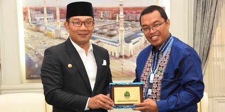 Gubernur Jawa Barat Ridwan Kamil saat menandatangani nota kesepahaman dengan PT Perikanan Nusantara (Persero) di Gedung Pakuan, Kota Bandung, Senin (2/9/2019).