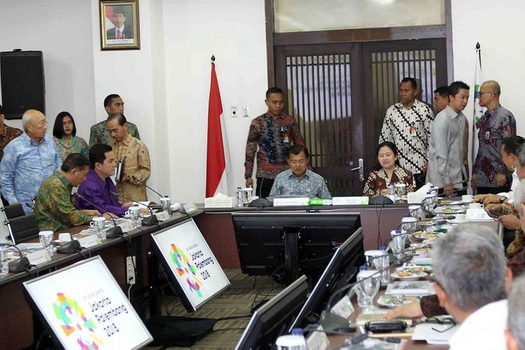 Wakil Presiden Jusuf Kalla, bersama sejumlah menteri, melakukan rapat koordinasi dengan panitia penyelenggara Asian Games (INASGOC) di Wisma Serbaguna, Senayan, Jakarta, Selasa (18/7/2017).