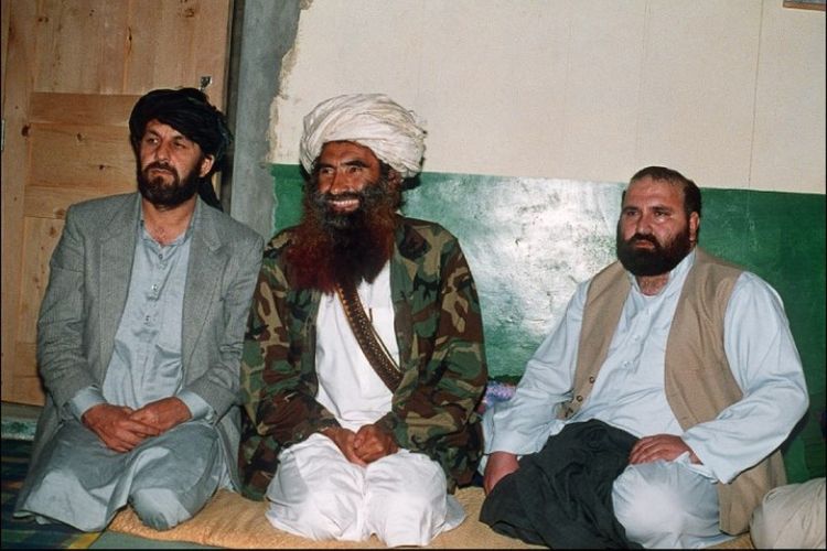 Pemimpin kelompok Haqqani, Jalaluddin Haqqani (tengah) di markasnya di Pakistan.