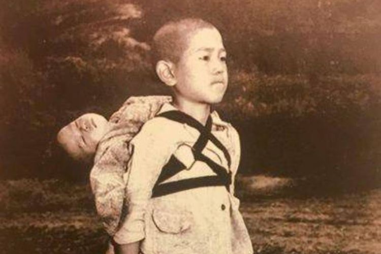 Foto yang diambil pada tahun 1945 itu menggambarkan anak korban Perang Dunia II setelah kejadian bom atom di Nagasaki.