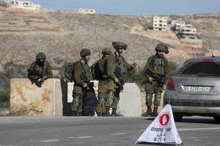 Pos pemeriksaan tentara Israel di dekat kota Nablus, di Tepi Barat, Selasa (11/1/2018). (AFP/Jaafar Ashtiyeh) 