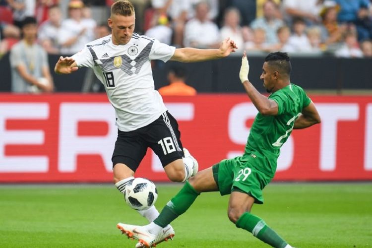 Bek Jerman, Joshua Kimmich, mencoba lewati penjagaan pemain Arab Saudi, Salem Al Dawsari, pada laga uji coba di Leverkusen, 8 Juni 2018.  