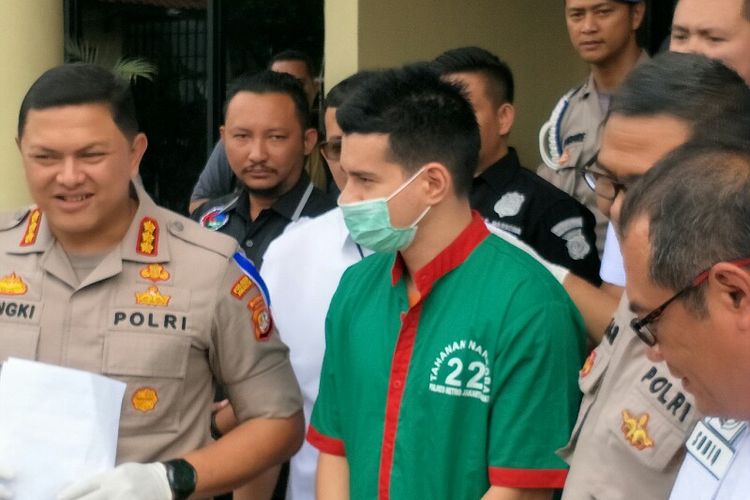 Tersangka kasus kepemilikan narkoba Steve Emmanuel ditangkap jajaran Polres Metro Jakarta Barat pada Kamis (27/12/2018). 