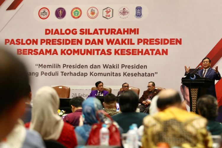 Calon presiden nomor urut 02 Prabowo Subianto saat berpidato dalam acara dialog silaturahim bersama komunitas kesehatan di Hotel Bidakara, Jakarta Selatan, Kamis (28/2/2019).