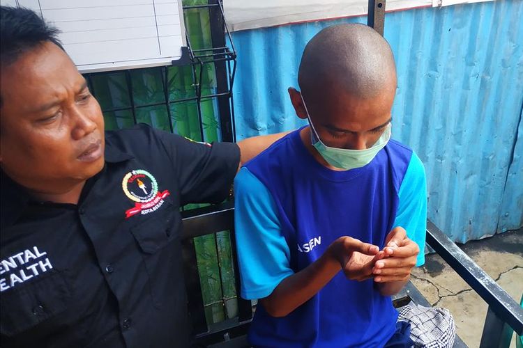 Iwan Setiawan (32) alias Wawan Game, orang dengan gangguan jiwa yang dirawat di Yayasan Jamrud Biru, Mustika Jaya, Bekasi.