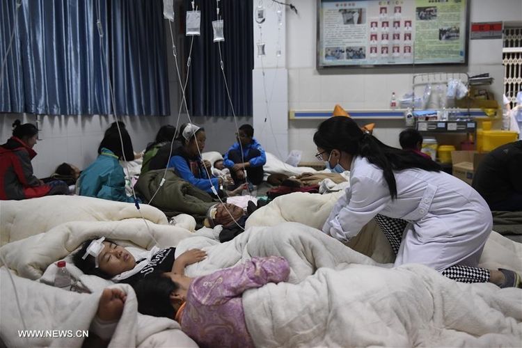 Orang-orang yang terluka mendapat perawatan medis di Rumah Sakit Rakyat di Distrik Jiuzhaigou, Sichuan, China barat daya, 9 Agustus 2017. Gempa berkekuatan 6,5 pada skala Richter mengguncang Jiuzhaigou County pada Selasa (8/8/2017) malam. 