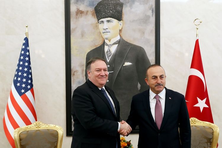 Menteri Luar Negeri AS Mike Pompeo saat bertemu dengan Menlu Turki Mevlut Cavusoglu di Ankara, Rabu (17/10/2018).