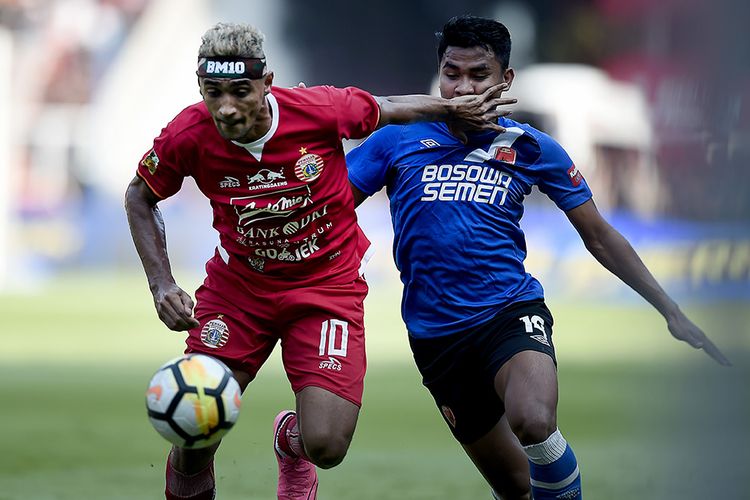 Pesepak bola Persija Jakarta Bruno Matos (kiri) berebut bola dengan pesepak bola PSM Makassar Asnawi Mangkualam Bahar (kanan) dalam pertandingan Final Piala Indonesia 2018-2019 leg pertama di Stadion Utama Gelora Bung Karno (GBK), Senayan, Jakarta, Minggu (21/7/2019). Persija Jakarta menang atas PSM Makassar dengan skor 1-0.