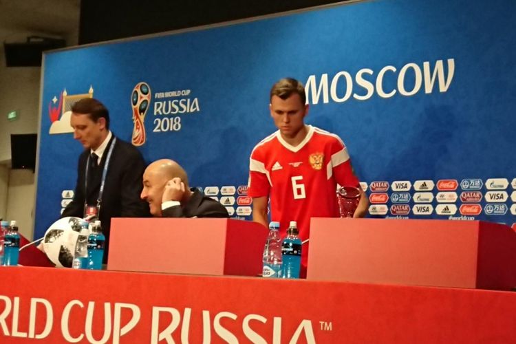 Stanislav Cherchesov dan Denis Cheryshev hadir dalam jumpa pers seusai laga Rusia vs Arab Saudi di Stadion Luzhniki, 14 Juni 2018.