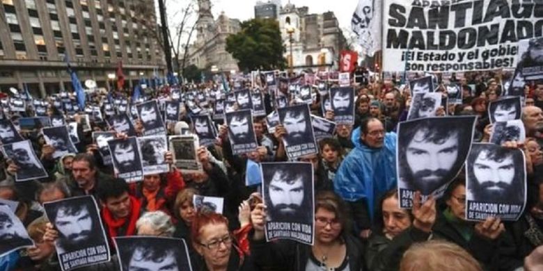 Ribuan orang menggelar aksi unjuk rasa di Buenos Aires, ibu kota Argentina, Sabtu (26/8/2017) waktu setempat, menuntut agar Santiago Maldonado dikembalikan dalam keadaan selamat.