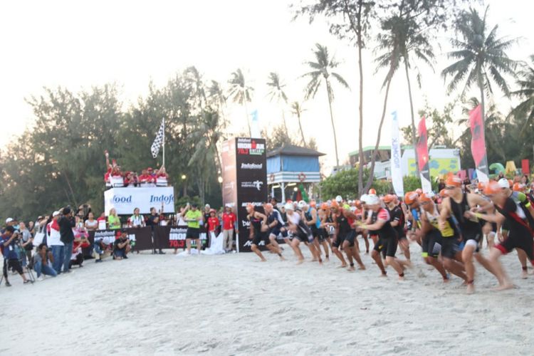 1.200 peserta dari 54 Negara beradu dalam event internasional Ironman 70.3 Bintan Tahun 2018 yang dilakukan di kawasan Lagoy Bay, Kabupaten Bintan.