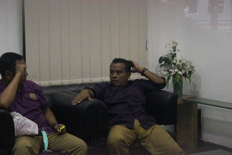 Bupati Purbalingga, Tasdi (kanan) bersama Tim OTT KPK saat berada di ruang tunggu VIP Stasiun Purwokerto, Senin (5/6/2018).