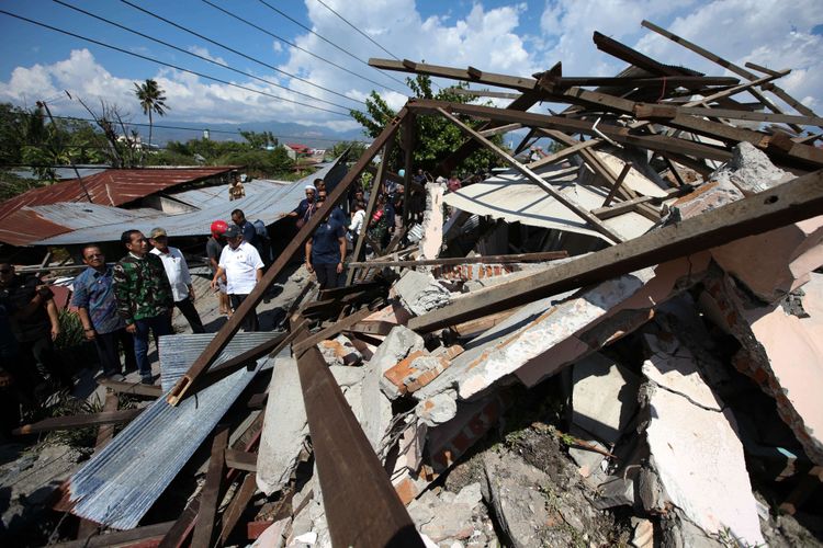 Presiden Joko Widodo mengunjungi Perumnas Balaroa, Kota Palu, Sulawesi Tengah,  Minggu (30/9/2018). Gempa bermagnitudo 7,4 yang mengguncang Donggala dan Palu mengakibatkan ribuan bangunan rusak dan sedikitnya 420 orang meninggal dunia.