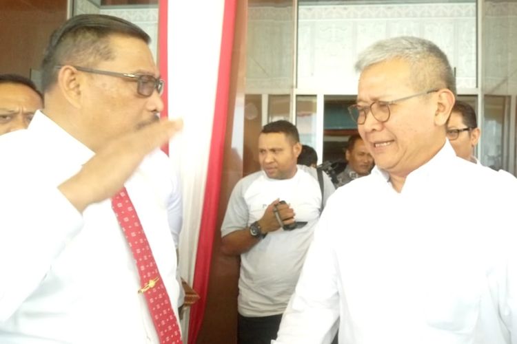 Gubernur Maluku, Murad Ismail keluar bersama sejumlah pejabat kementrian  Kelautan dan Perikanan dari kantor Gubernur usai memberikan keterangan kepada waratwan, Kamis (5/9/2019)