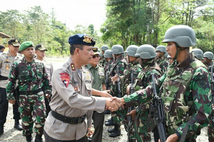 Kapolda Papua Irjen Boy Rafli Amar memeriksa kesiapan pasukan operasi terpadu.