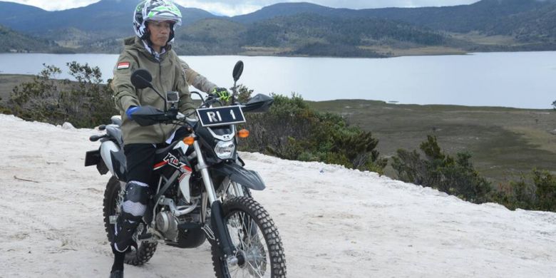 Presiden Joko Widodo menaiki motor trail untuk menjajal salah satu ruas Trans Papua yang masih dalam tahap pengerjaan, Rabu (10/5/2017).