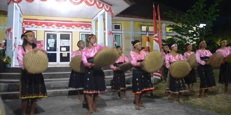 Para penari dari SMPK Waemokel, Kelurahan Watunggene, Kecamatan Kota Komba, Kabupaten Manggarai Timur, Flores, NTT mementaskan tarian Tepi Woja, Sabtu (17/8/2019) saat memeriahkan HUT ke-74 RI tingkat Kecamatan Kota Komba. Penari SMPK Waemokel mempromosikan kearifan lokal yang berkaitan tradisi pertanian di wilayah Manggarai Timur.